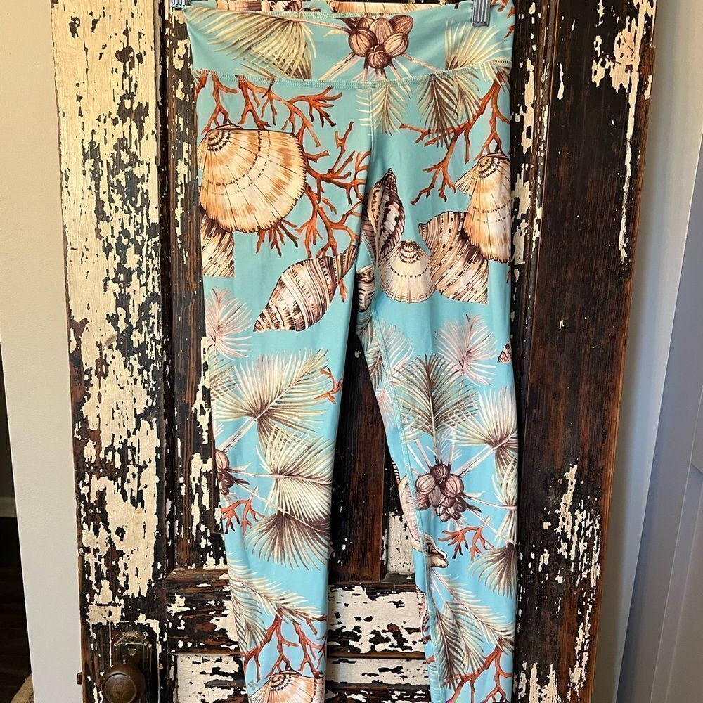 NUX super soft sea shell and coral women’s leggings. Size small.